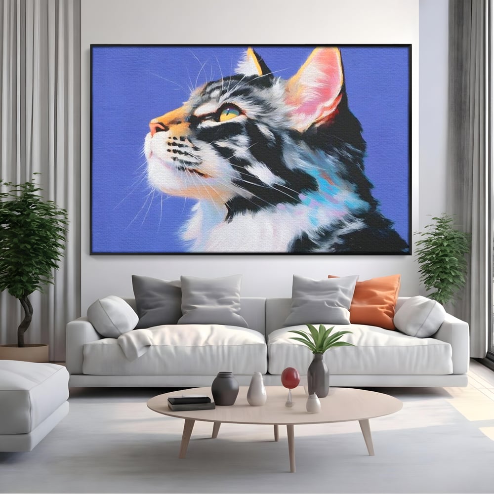 Tablou canvas cu pictura cu profil de pisica, in rama de aluminiu negru, pe perete intr-un living